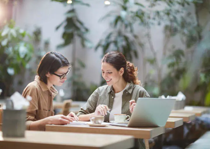 locador locatario mulheres revisando documento aluguel 720x511